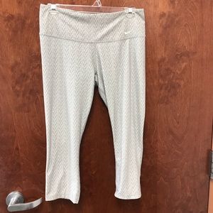 Nike Dri-Fit Capri Leggings Size M